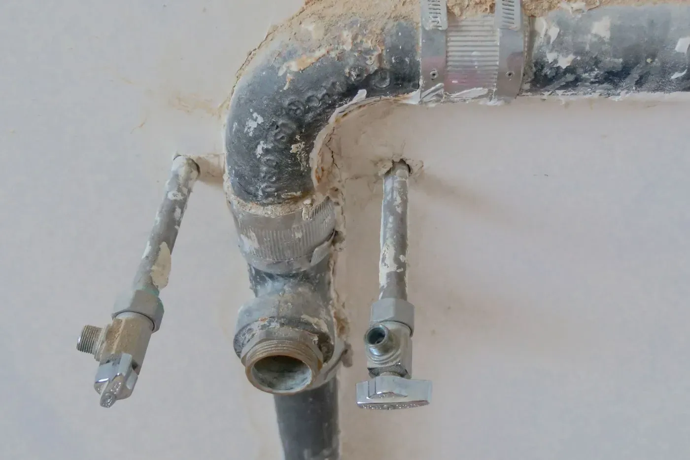 Remplacement de vieux robinets d'arrêt avant mise aux normes sanitaire